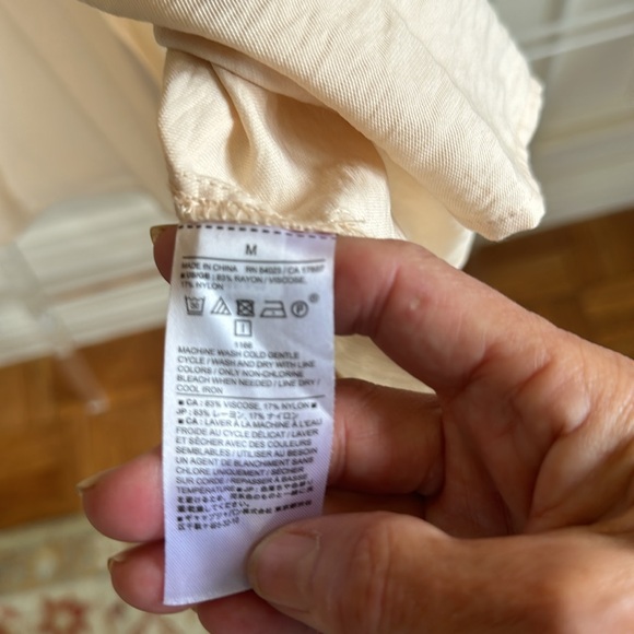 NWOT Tunic Blouse, L/S w button roll up sleeve, front pockets - Picture 5 of 6